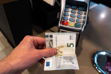 Mens el Euro banknot bir ödeme yakın tutarak bir kafede terminal Pos