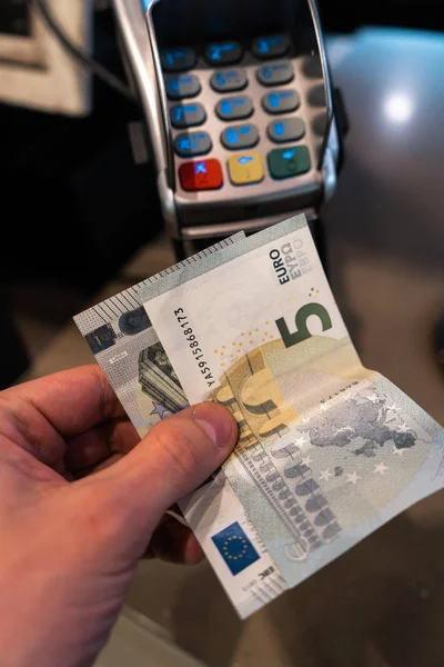 Mens el Euro banknot bir ödeme yakın tutarak bir kafede terminal Pos