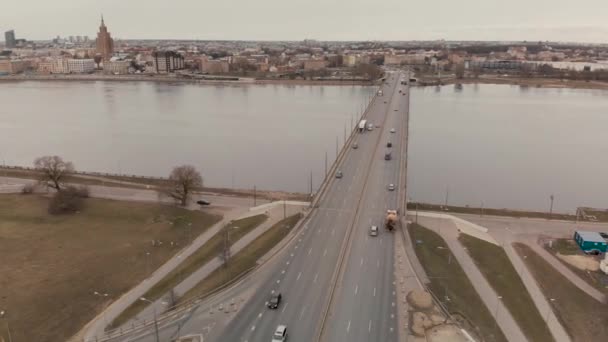 Vue aérienne du pont Island à Riga - Temps sombre - Vol au-dessus de la rivière Daugava avec des nuages se reflétant dans l'eau — Video