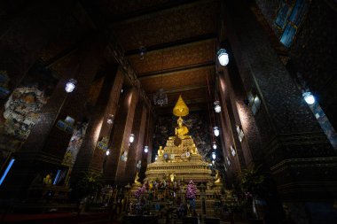 Bangkok, Tayland-Nisan 6, 2018: Wat Pho Buddist Temple-buddists dua gitmek altın ve parlak renklerde dekore-Phra Ubosot