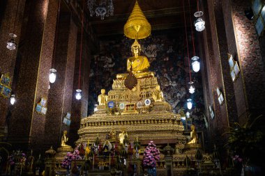 Bangkok, Tayland-Nisan 6, 2018: Wat Pho Buddist Temple-buddists dua gitmek altın ve parlak renklerde dekore-Phra Ubosot
