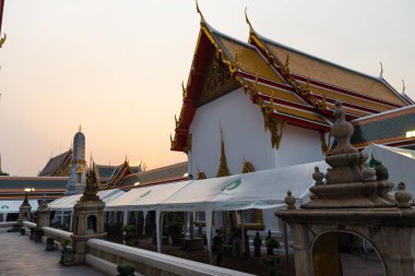 Bangkok, Tayland-Nisan 6, 2018: Wat Pho Buddist Temple-buddists dua gitmek altın ve parlak renklerde dekore-Phra Ubosot arka görünüm