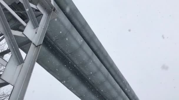 4K Enorme gasoducto a lo largo de la calle nevada en Riga, Letonia — Vídeo de stock