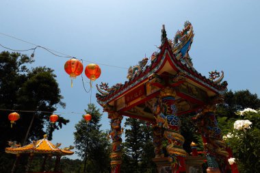 Ko Chang, Tayland-10 Nisan, 2018: adanın kuzey bölgesinde Çinli Buddist Tapınağı-hiyeroglif ve birincil kırmızı renk desenleri