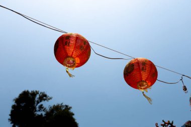 Ko Chang, Tayland-10 Nisan, 2018: adanın kuzey bölgesinde Çinli Buddist Tapınağı-hiyeroglif ve birincil kırmızı renk desenleri