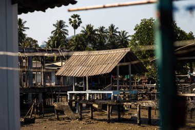 Ko Chang, Tayland-10 Nisan 2018: adada otantik geleneksel balıkçılık köyü-bisiklet ve balık ağları ile doğal habitatları Insanlar ve çocuklar
