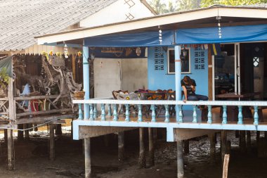 Ko Chang, Tayland-10 Nisan 2018: adada otantik geleneksel balıkçılık köyü-bisiklet ve balık ağları ile doğal habitatları Insanlar ve çocuklar