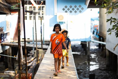 Ko Chang, Tayland-10 Nisan 2018: adada otantik geleneksel balıkçılık köyü-bisiklet ve balık ağları ile doğal habitatları Insanlar ve çocuklar