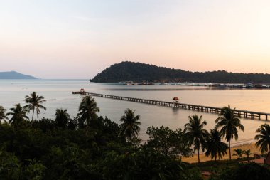 Pier-Ko Chang, Tayland, Nisan 2018 üzerinde bir görünüm ile günbatımı