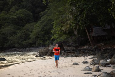 Mutlu genç adam Ko Chang bir plajda çalışan, Nisan ayında Tayland, 2018-mutluluk için En Iyi seyahat yeri