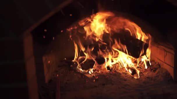 Танцююче полум'я в печі — стокове відео