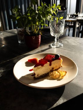 Güneş ışınları altında lezzetli parlak güneşli cheesecake