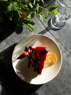 Güneş ışınları altında lezzetli parlak güneşli cheesecake