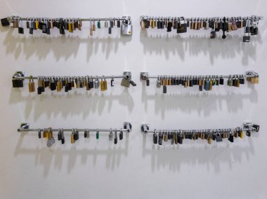 Riga, Letonya-Mart 23, 2019: duvarda bir spor salonunda asılı Pad kilitleri dizisi