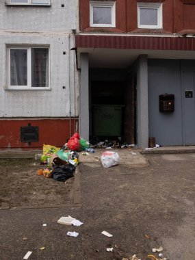Riga, Letonya-21 Mart 2019: bir evin dışında her yerde çöp kutusu-çürüme kutusu
