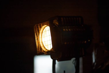 Sıcak sarı renkle bir tiyatrodan büyük sahne projektör lambası