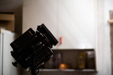 Sıcak sarı renkle bir tiyatrodan büyük sahne projektör lambası