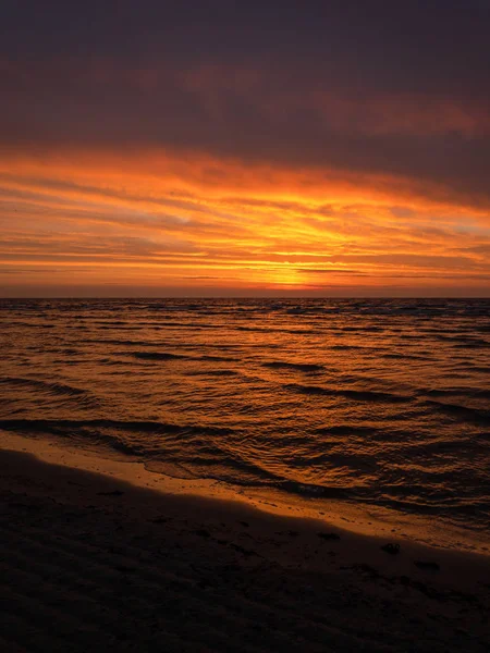 Lebendiger farbenfroher Sonnenuntergang mit schönem Himmel und Wolken — Stockfoto