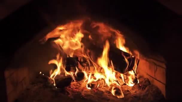 Танцующее пламя в печи — стоковое видео