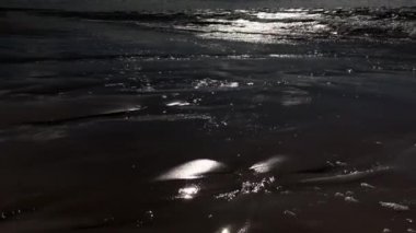 Kalngale, Jurmala, Letonya Baltık Denizi Plajı-güzel karanlık fırtınaların dalgalar ve birçok bulutlar