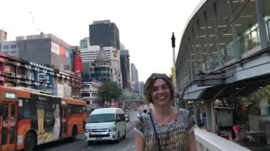 Bangkok, Tayland-Nisan 15, 2018: mutlu kadın gökdelenler etrafında yürüyüş ve heyecanlı hissediyorum