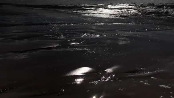 Östersjö stranden i Kalngale, Jurmala, Lettland-vackra mörka stormig vågor och många moln — Stockvideo