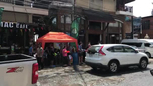 Ko Chang, Thaiföld-április 13, 2018: Songkran Fesztivál-az emberek permetezés víz egymásra, is használ vödör hideg vízzel és talkum kréta után, mint a jele áldás-víz harc — Stock videók