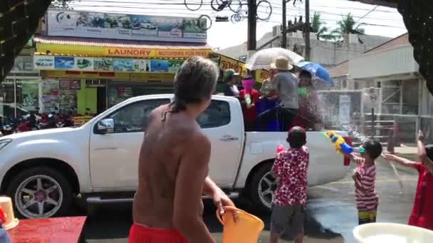 Ko Chang, Thailand-april 13, 2018: Songkran Festival-människor sprutar vatten på varandra, även med hjälp av hinkar med kallt vatten och Talk krita efter det som ett tecken på välsignelse-vatten kamp — Stockvideo