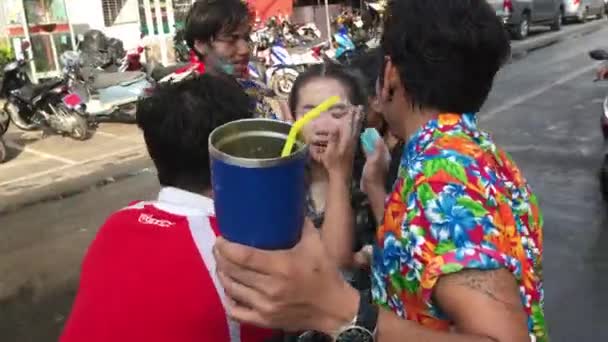 KO CHANG, THAILANDIA - 13 APRILE 2018: Festival di Songkran - Le persone si spruzzano acqua addosso, anche usando secchi con acqua fredda e gesso talco dopo come segno di benedizione - Lotta contro l'acqua — Video Stock