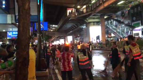 BANGKOK, THAILANDIA - 15 APRILE 2018: Festival di Songkran - Enormi macchine e persone che puliscono dopo i combattimenti con i fucili ad acqua di notte — Video Stock