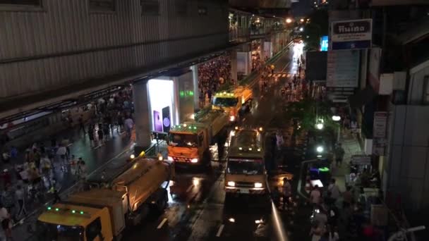 BANGKOK, THAILANDIA - 15 APRILE 2018: Festival di Songkran - Enormi macchine e persone che puliscono dopo i combattimenti con i fucili ad acqua di notte — Video Stock
