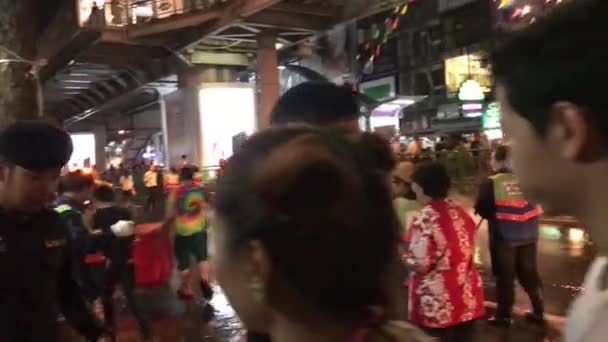 Bangkok, Thaiföld-április 15, 2018: Songkran Fesztivál-Thay rendőrségi patroling — Stock videók