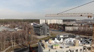 Büyük vinç ile büyük inşaat sitesi-havadan sinematik görünüm