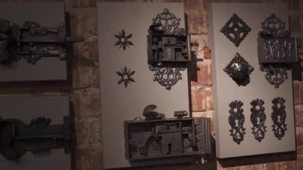 Vecchia porta medievale maniglia e mostra buco della serratura in un museo palazzo — Video Stock