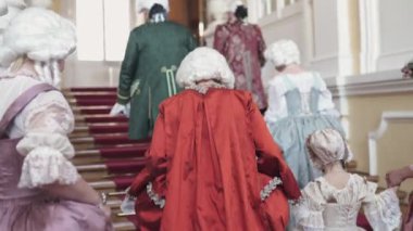 Rundale, Letonya-6 Nisan, 2019: bahar-eski fashionad kostümleri ve gezi Rundales Pils turistler için Ortaçağ topu