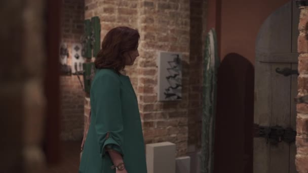 룬 데 일 (라트비아)-2019 년 4 월 6 일: 중세 궁전 박물관에서 산책 하는 젊은 호기심 여자-Rundales 필 스 — 비디오