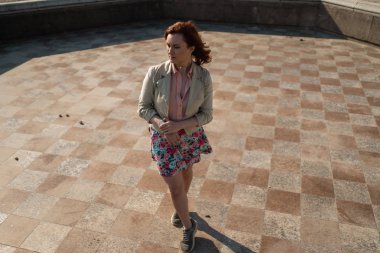 Renkli bir etek giyen boş bir çeşme dans mutlu genç kadın