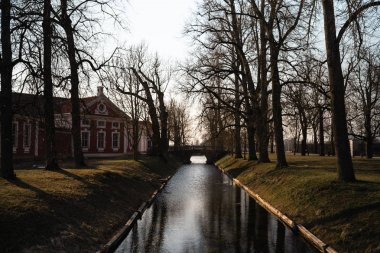 Arka planda bir kanal ve köprü ile Bahar Parkı