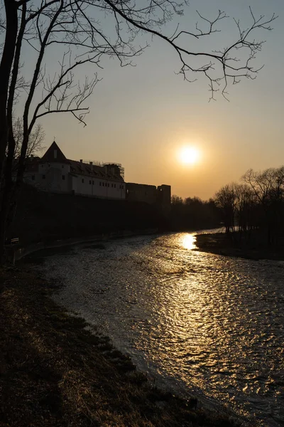 Coucher de soleil sur une rivière avec une source d'eau courante à Bauska, Lettonie, 2019 — Photo