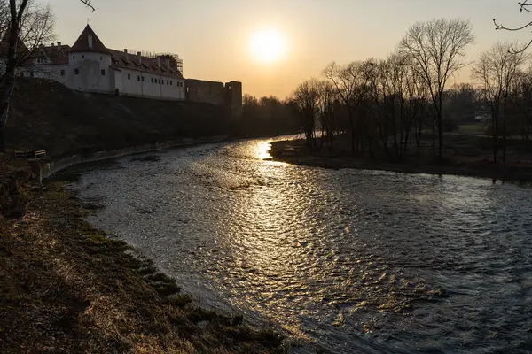 Coucher de soleil sur une rivière avec une source d'eau courante à Bauska, Lettonie, 2019 — Photo