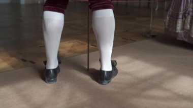 Turist için güzel kostümleri ile Rundale Saray Ortaçağ topu-eski moda Vintage tarzı