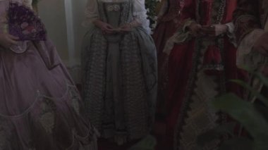 Turist için güzel kostümleri ile Rundale Saray Ortaçağ topu-eski moda Vintage tarzı