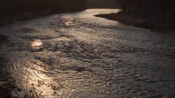 Meleg naplemente egy folyó előtt a kastély-tavaszi víz fut le — Stock videók