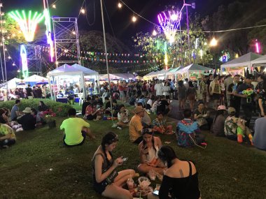Bangkok, Tayland-Nisan 15, 2018: Songkran yeni yıl Festivali gece su silahları ve bir sürü insan ile