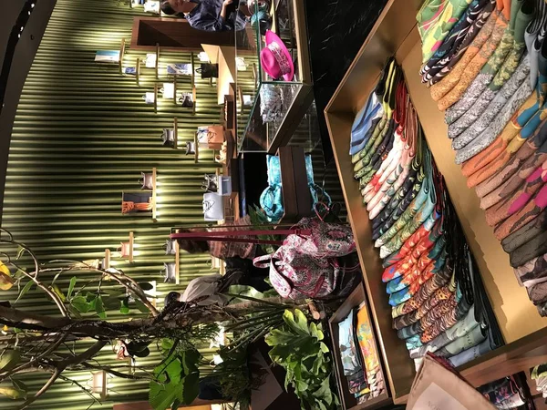 БАНГКОК, Таиланд - 16 апреля 2018 года: магазин Джима Томпсона с красивыми платками — стоковое фото