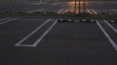 Bir alışveriş merkezi 'nde altın saat gün batımı sırasında 80 yavaş hareket çekim boş otopark
