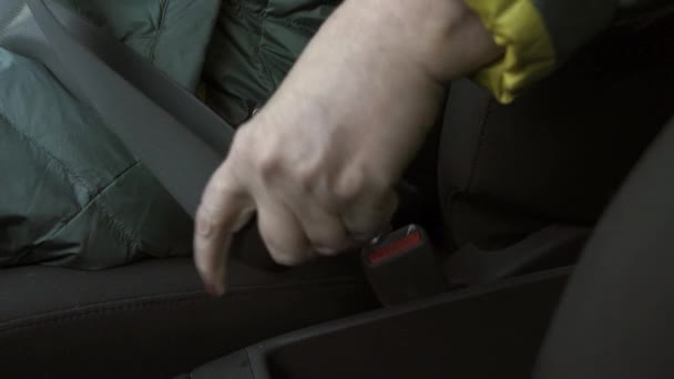 Yaşlı kadın bir arabada bir emniyet kemeri sabitleştirir-elini yakın çekim