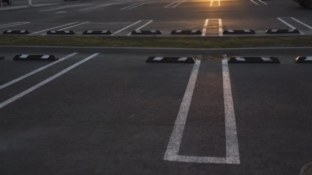 Üres parkolók lövés 80-ban lassú mozgás során Golden Hour naplemente egy bevásárlóközpontban — Stock videók