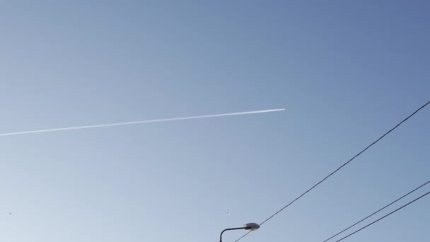 Sentiero aereo in un cielo limpido in alto lontano sullo sfondo — Video Stock