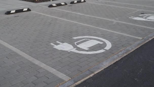 Parkování zdarma s nabíjecím portem pro elektromobily